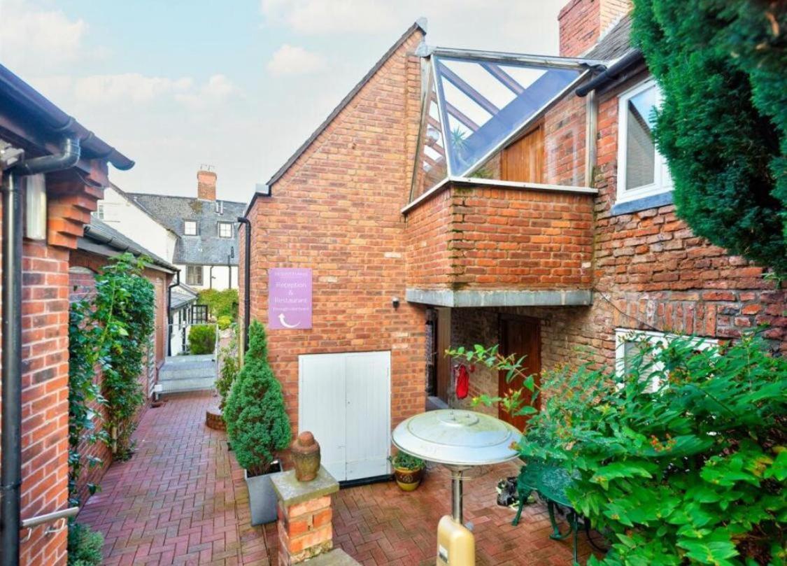 Hotel Sebastians Oswestry Esterno foto